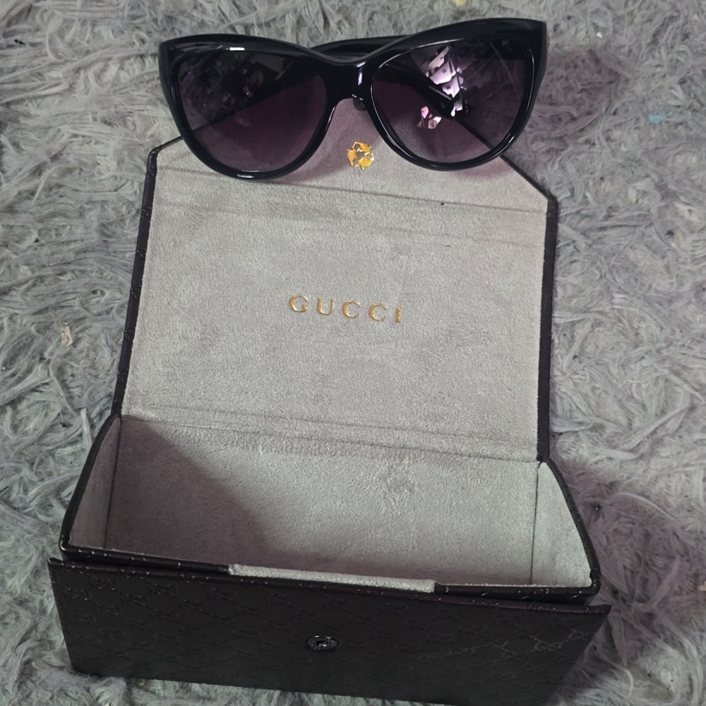 Gucci Black Cat-Eye Sunglasses with Gradient Purple Lenses